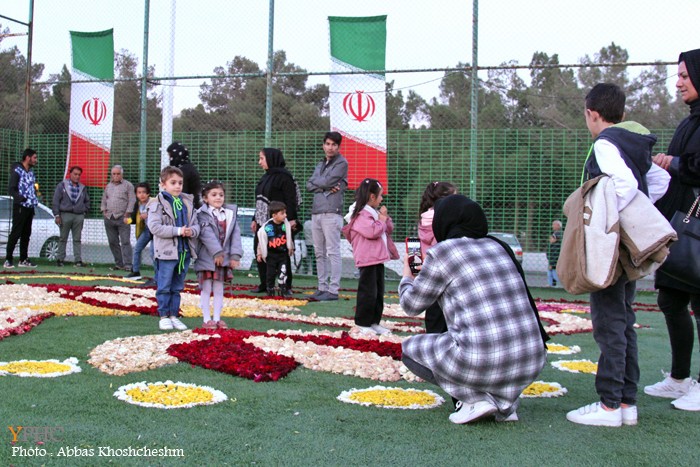گزارش تصویری _ بزرگترین فرش سرگل آسیا در محلات گزارش تصویری _ بزرگترین فرش سرگل آسیا در محلات