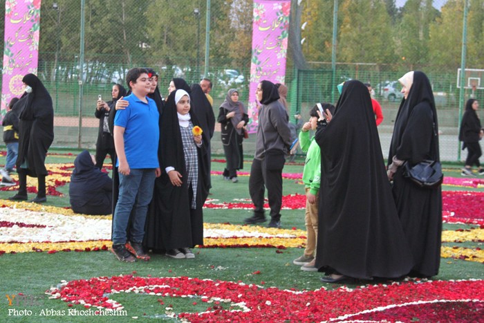 گزارش تصویری _ بزرگترین فرش سرگل آسیا در محلات گزارش تصویری _ بزرگترین فرش سرگل آسیا در محلات