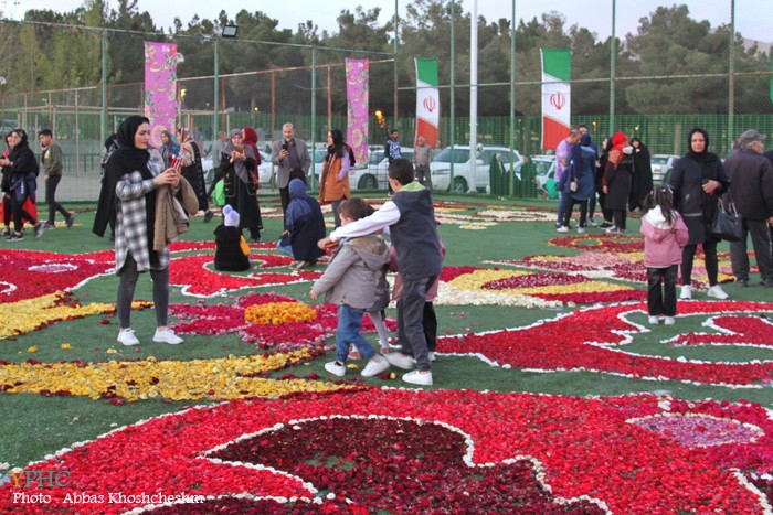 گزارش تصویری _ بزرگترین فرش سرگل آسیا در محلات گزارش تصویری _ بزرگترین فرش سرگل آسیا در محلات