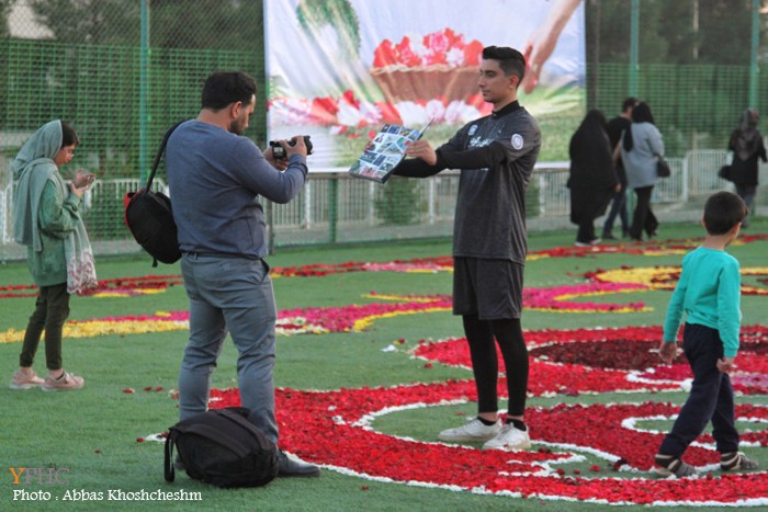 گزارش تصویری _ بزرگترین فرش سرگل آسیا در محلات گزارش تصویری _ بزرگترین فرش سرگل آسیا در محلات