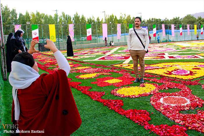 نمایش دومین فرش سرگُل جهان در محلات