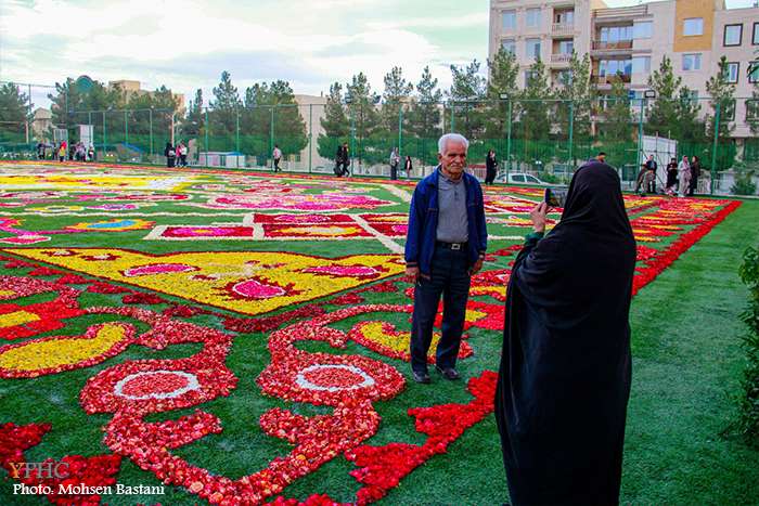 نمایش دومین فرش سرگُل جهان در محلات