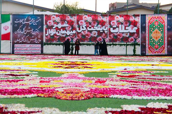 نمایش دومین فرش سرگُل جهان در محلات