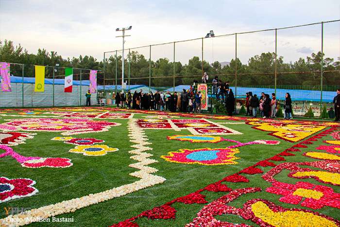 نمایش دومین فرش سرگُل جهان در محلات