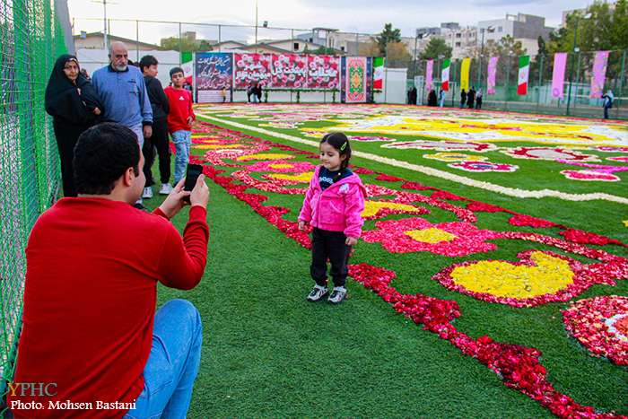 نمایش دومین فرش سرگُل جهان در محلات
