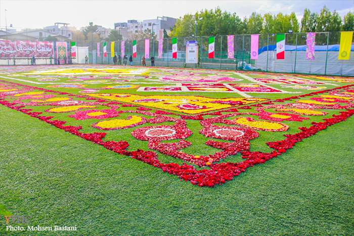 نمایش دومین فرش سرگُل جهان در محلات