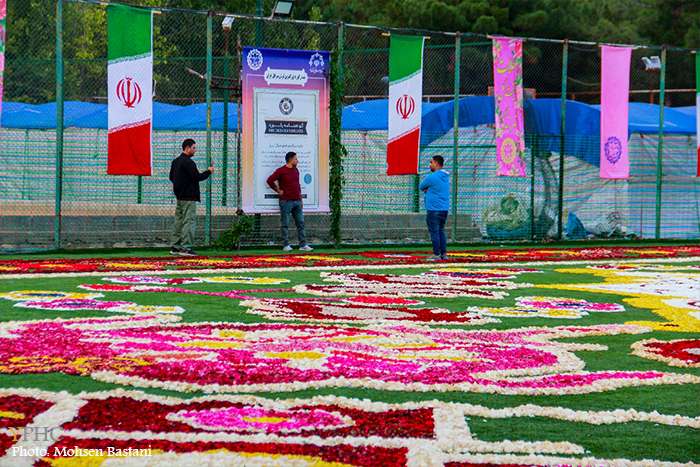 نمایش دومین فرش سرگُل جهان در محلات