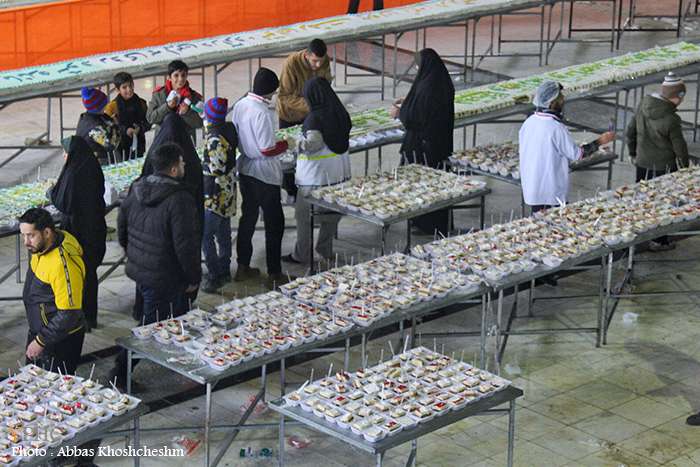 پخت و توزیع کیک ۳۱۳ متری همزمان با نیمه شعبان