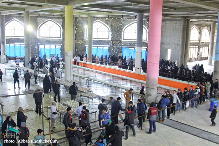 پخت و توزیع کیک ۳۱۳ متری همزمان با نیمه شعبان