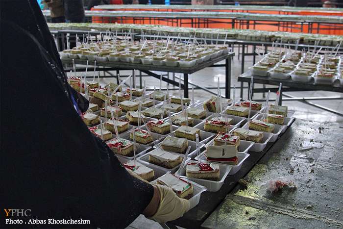 پخت و توزیع کیک ۳۱۳ متری همزمان با نیمه شعبان