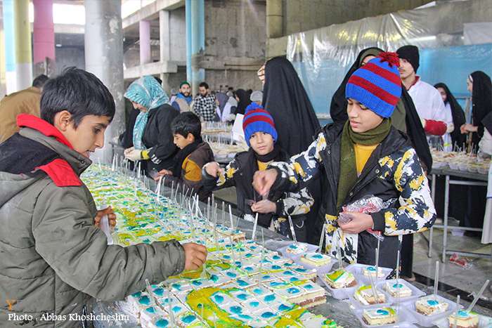 پخت و توزیع کیک ۳۱۳ متری همزمان با نیمه شعبان