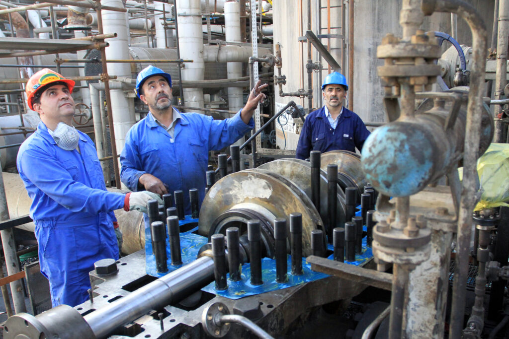 کار سخت، دلِ گرم؛ نگاهی تصویری به تلاش کارگران پالایشگاه بندرعباس در عملیات اورهال