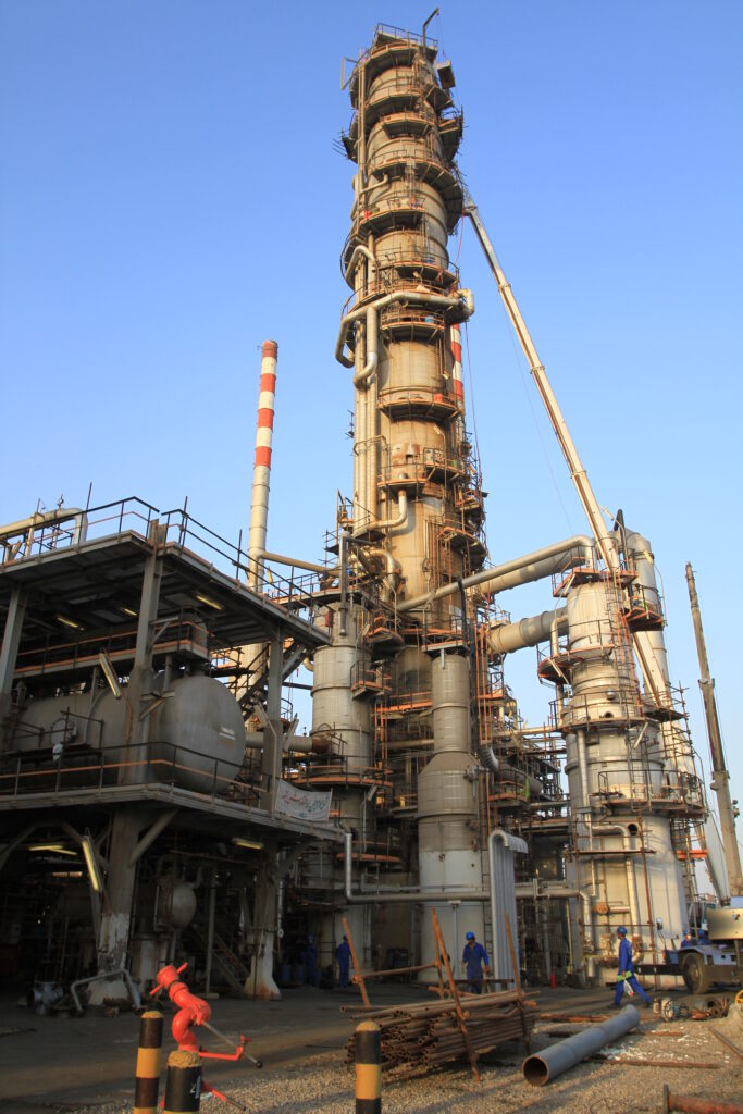 کار سخت، دلِ گرم؛ نگاهی تصویری به تلاش کارگران پالایشگاه بندرعباس در عملیات اورهال