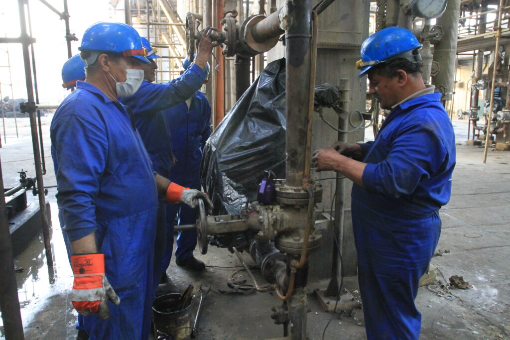 کار سخت، دلِ گرم؛ نگاهی تصویری به تلاش کارگران پالایشگاه بندرعباس در عملیات اورهال