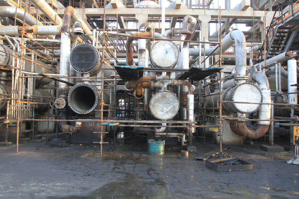 کار سخت، دلِ گرم؛ نگاهی تصویری به تلاش کارگران پالایشگاه بندرعباس در عملیات اورهال