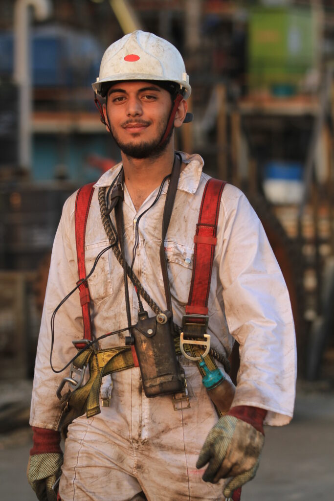 کار سخت، دلِ گرم؛ نگاهی تصویری به تلاش کارگران پالایشگاه بندرعباس در عملیات اورهال