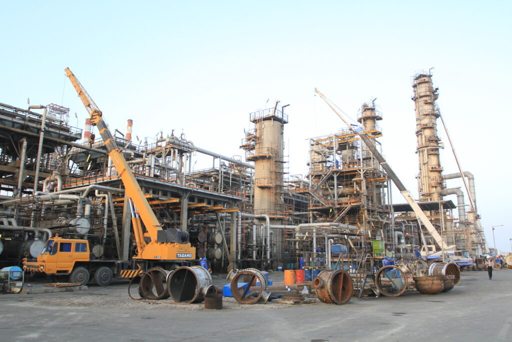 کار سخت، دلِ گرم؛ نگاهی تصویری به تلاش کارگران پالایشگاه بندرعباس در عملیات اورهال