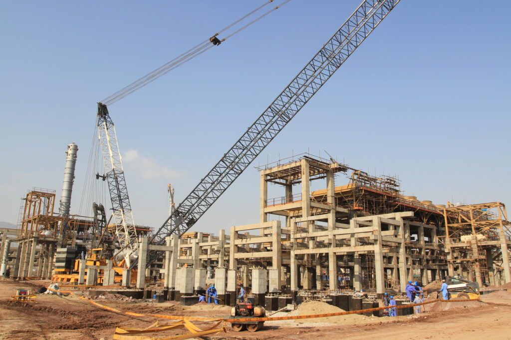 کار سخت، دلِ گرم؛ نگاهی تصویری به تلاش کارگران پالایشگاه بندرعباس در عملیات اورهال