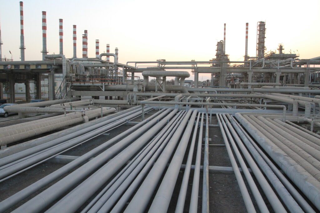 کار سخت، دلِ گرم؛ نگاهی تصویری به تلاش کارگران پالایشگاه بندرعباس در عملیات اورهال