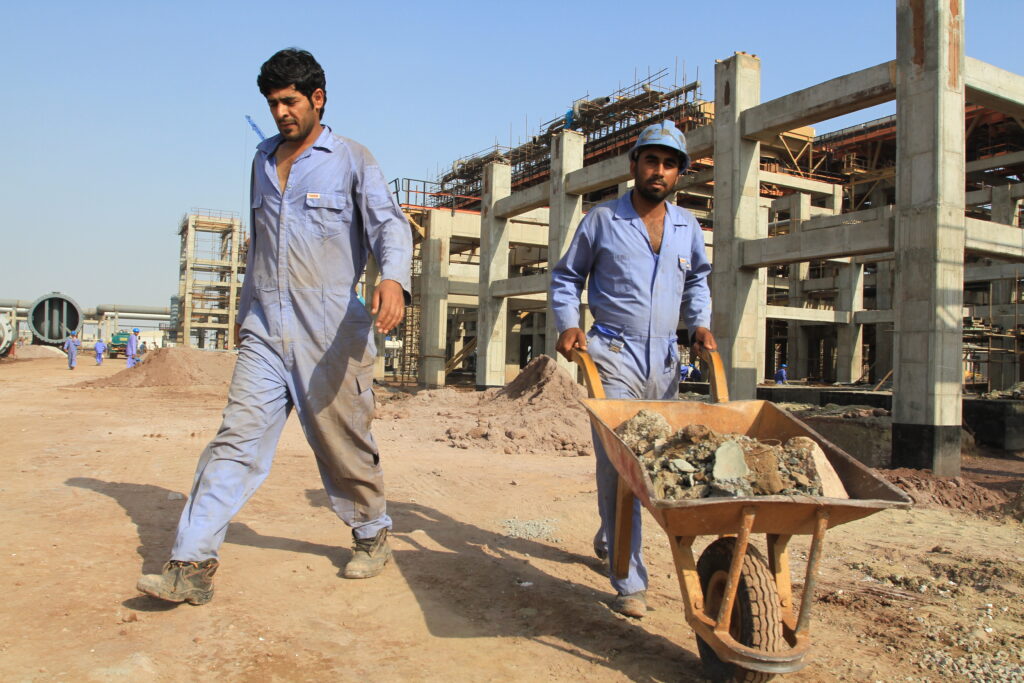 کار سخت، دلِ گرم؛ نگاهی تصویری به تلاش کارگران پالایشگاه بندرعباس در عملیات اورهال