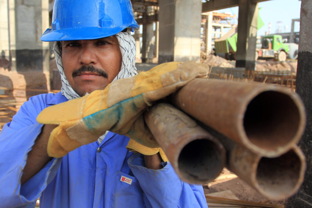 کار سخت، دلِ گرم؛ نگاهی تصویری به تلاش کارگران پالایشگاه بندرعباس در عملیات اورهال