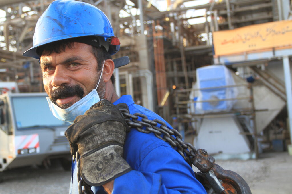 کار سخت، دلِ گرم؛ نگاهی تصویری به تلاش کارگران پالایشگاه بندرعباس در عملیات اورهال