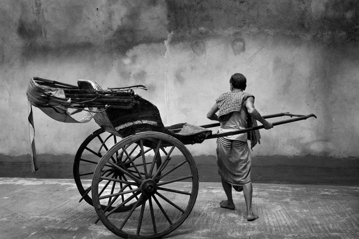حمل _ ریکشا _ کلکته _ مجموعه عکس ” آخرین ریکشاهای کلکتـه “