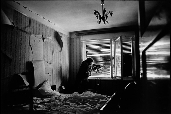  مردم _ گفتگو با جیمز نچوی، (عکاس جنگ )