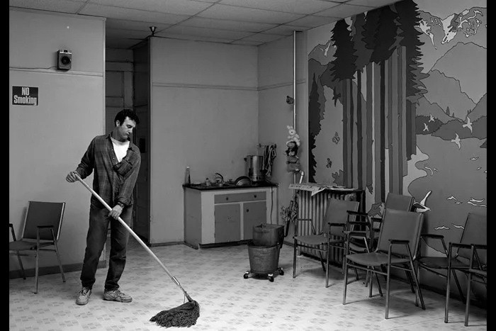 روایت درعکاسی صحنـــه پردازی شده با نگاهی به آثار “جـف وال” و “سنـــــــــدی اسکـاگلنـد”