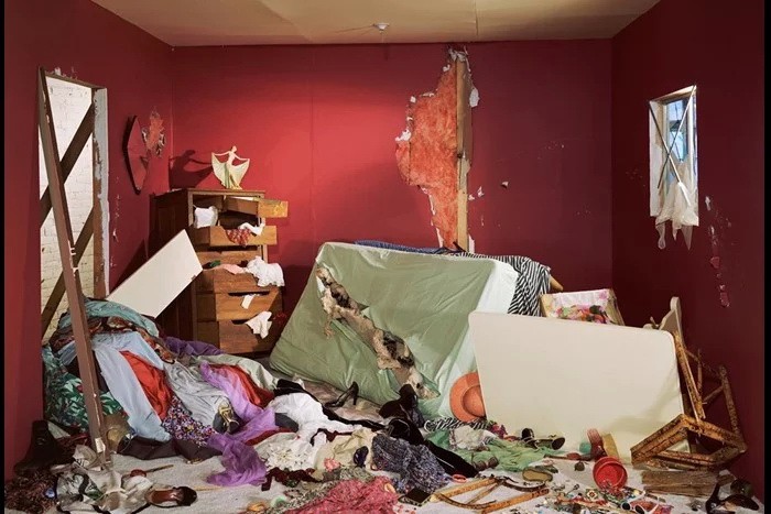 روایت درعکاسی صحنـــه پردازی شده با نگاهی به آثار “جـف وال” و “سنـــــــــدی اسکـاگلنـد”