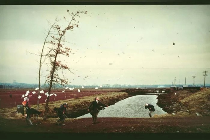 روایت درعکاسی صحنـــه پردازی شده با نگاهی به آثار “جـف وال” و “سنـــــــــدی اسکـاگلنـد”