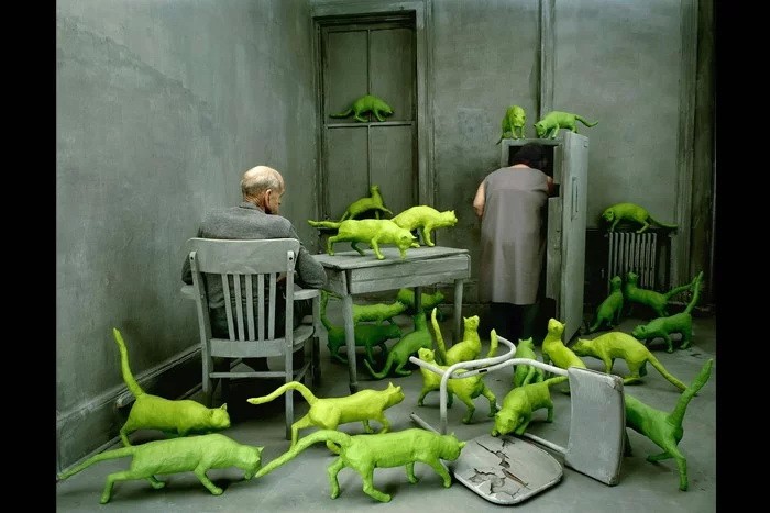 روایت درعکاسی صحنـــه پردازی شده با نگاهی به آثار “جـف وال” و “سنـــــــــدی اسکـاگلنـد”