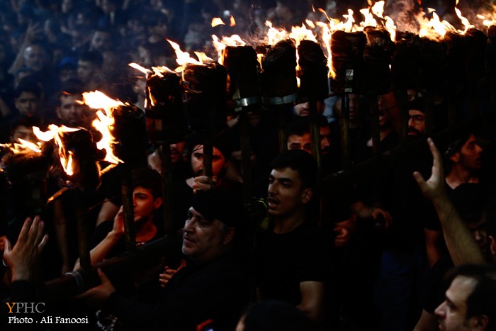 آئین مشعل گردانی در محله دولت آباد تهران