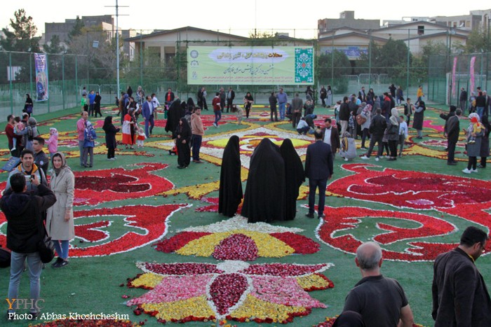 گزارش تصویری _ بزرگترین فرش سرگل آسیا در محلات گزارش تصویری _ بزرگترین فرش سرگل آسیا در محلات