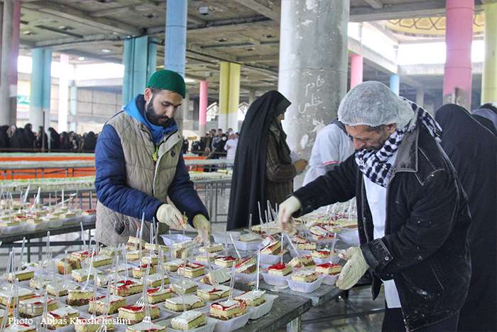 پخت و توزیع کیک ۳۱۳ متری همزمان با نیمه شعبان
