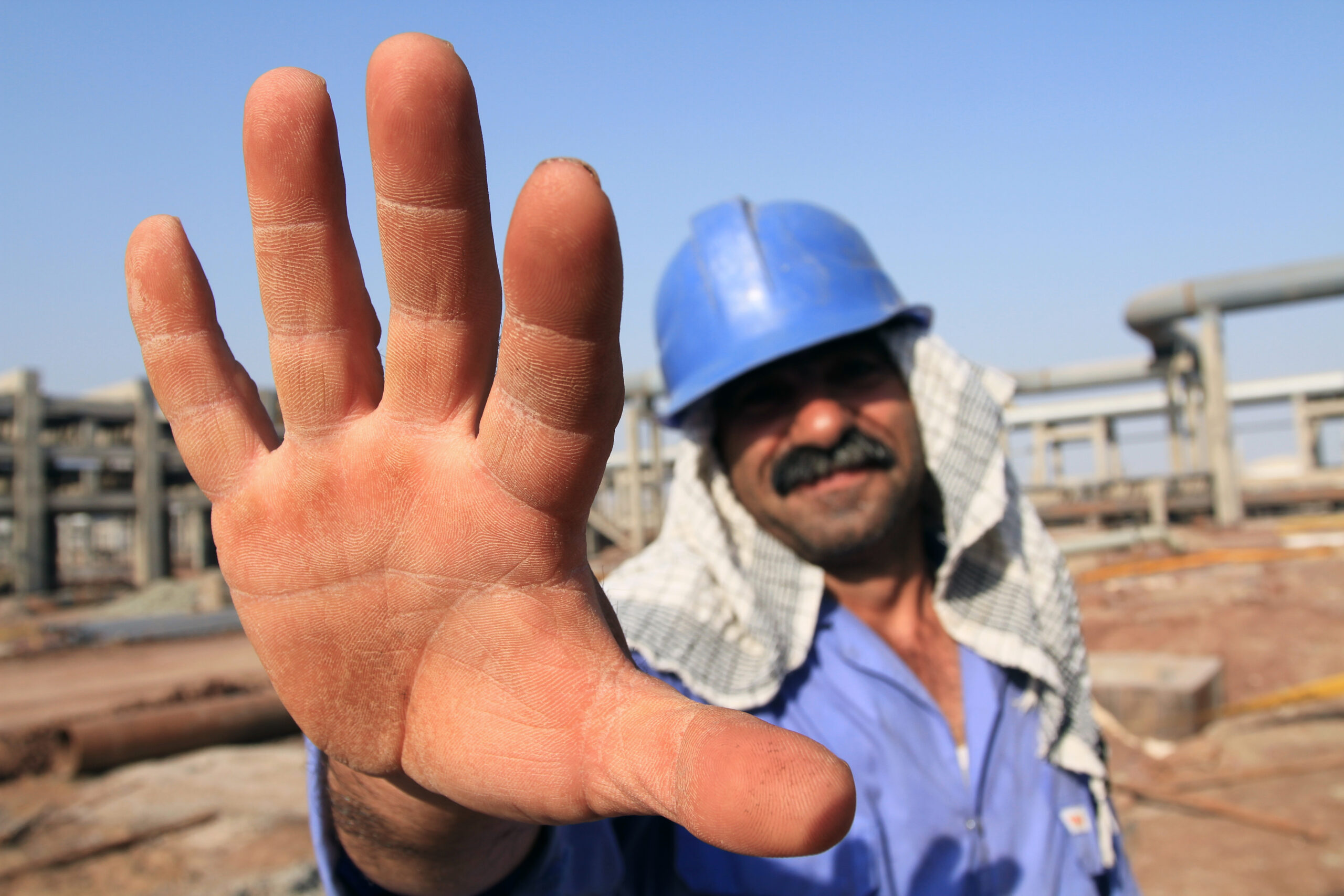 کار سخت، دلِ گرم؛ نگاهی تصویری به تلاش کارگران پالایشگاه بندرعباس در عملیات اورهال