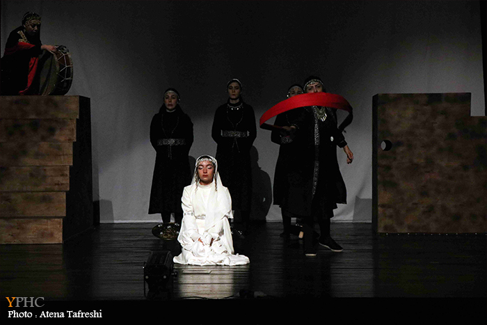 نمایش " آنسوی افسانه"